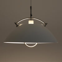 Pandul(パンドゥル)社が正規製造している、ハンス・J・ウェグナー(Hans J. Wegner)デザインのペンダントライト「JH604」です。1960年代にLouis Poulsen(ルイスポールセン)社で製造されていたモデルで、ウェグナーが自邸のためにデザインしたことでも知られています。直径50cmの存在感あるフォルムと、アルミ製シェードとステンレス製アームによる軽やかで堅牢な構造は、北欧デザインらしい機能美を体現。点灯時には下方向だけでなくシェード上部の隙間からも光が柔らかく漏れ、空間に奥行きを与えます。Pandulは1982年にデンマークで設立され、Louis Poulsenから受け継いだ名作を当時のデザインと品質を尊重して製造しているブランドです。なお、本品はプラスチック製コードリールが欠品しておりますが、全体として良好なコンディションを保っています。ヴィンテージデザインの魅力と現行製造ならではの安心感を兼ね備えた、北欧デザインを象徴する一灯です。