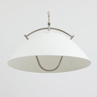 Pandul(パンドゥル)社が正規製造している、ハンス・J・ウェグナー(Hans J. Wegner)デザインのペンダントライト「JH604」です。1960年代にLouis Poulsen(ルイスポールセン)社で製造されていたモデルで、ウェグナーが自邸のためにデザインしたことでも知られています。直径50cmの存在感あるフォルムと、アルミ製シェードとステンレス製アームによる軽やかで堅牢な構造は、北欧デザインらしい機能美を体現。点灯時には下方向だけでなくシェード上部の隙間からも光が柔らかく漏れ、空間に奥行きを与えます。Pandulは1982年にデンマークで設立され、Louis Poulsenから受け継いだ名作を当時のデザインと品質を尊重して製造しているブランドです。なお、本品はプラスチック製コードリールが欠品しておりますが、全体として良好なコンディションを保っています。ヴィンテージデザインの魅力と現行製造ならではの安心感を兼ね備えた、北欧デザインを象徴する一灯です。