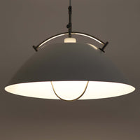 Pandul(パンドゥル)社が正規製造している、ハンス・J・ウェグナー(Hans J. Wegner)デザインのペンダントライト「JH604」です。1960年代にLouis Poulsen(ルイスポールセン)社で製造されていたモデルで、ウェグナーが自邸のためにデザインしたことでも知られています。直径50cmの存在感あるフォルムと、アルミ製シェードとステンレス製アームによる軽やかで堅牢な構造は、北欧デザインらしい機能美を体現。点灯時には下方向だけでなくシェード上部の隙間からも光が柔らかく漏れ、空間に奥行きを与えます。Pandulは1982年にデンマークで設立され、Louis Poulsenから受け継いだ名作を当時のデザインと品質を尊重して製造しているブランドです。なお、本品はプラスチック製コードリールが欠品しておりますが、全体として良好なコンディションを保っています。ヴィンテージデザインの魅力と現行製造ならではの安心感を兼ね備えた、北欧デザインを象徴する一灯です。