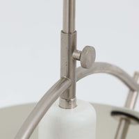 Pandul(パンドゥル)社が正規製造している、ハンス・J・ウェグナー(Hans J. Wegner)デザインのペンダントライト「JH604」です。1960年代にLouis Poulsen(ルイスポールセン)社で製造されていたモデルで、ウェグナーが自邸のためにデザインしたことでも知られています。直径50cmの存在感あるフォルムと、アルミ製シェードとステンレス製アームによる軽やかで堅牢な構造は、北欧デザインらしい機能美を体現。点灯時には下方向だけでなくシェード上部の隙間からも光が柔らかく漏れ、空間に奥行きを与えます。Pandulは1982年にデンマークで設立され、Louis Poulsenから受け継いだ名作を当時のデザインと品質を尊重して製造しているブランドです。なお、本品はプラスチック製コードリールが欠品しておりますが、全体として良好なコンディションを保っています。ヴィンテージデザインの魅力と現行製造ならではの安心感を兼ね備えた、北欧デザインを象徴する一灯です。