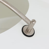 Pandul(パンドゥル)社が正規製造している、ハンス・J・ウェグナー(Hans J. Wegner)デザインのペンダントライト「JH604」です。1960年代にLouis Poulsen(ルイスポールセン)社で製造されていたモデルで、ウェグナーが自邸のためにデザインしたことでも知られています。直径50cmの存在感あるフォルムと、アルミ製シェードとステンレス製アームによる軽やかで堅牢な構造は、北欧デザインらしい機能美を体現。点灯時には下方向だけでなくシェード上部の隙間からも光が柔らかく漏れ、空間に奥行きを与えます。Pandulは1982年にデンマークで設立され、Louis Poulsenから受け継いだ名作を当時のデザインと品質を尊重して製造しているブランドです。なお、本品はプラスチック製コードリールが欠品しておりますが、全体として良好なコンディションを保っています。ヴィンテージデザインの魅力と現行製造ならではの安心感を兼ね備えた、北欧デザインを象徴する一灯です。