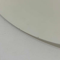 Pandul(パンドゥル)社が正規製造している、ハンス・J・ウェグナー(Hans J. Wegner)デザインのペンダントライト「JH604」です。1960年代にLouis Poulsen(ルイスポールセン)社で製造されていたモデルで、ウェグナーが自邸のためにデザインしたことでも知られています。直径50cmの存在感あるフォルムと、アルミ製シェードとステンレス製アームによる軽やかで堅牢な構造は、北欧デザインらしい機能美を体現。点灯時には下方向だけでなくシェード上部の隙間からも光が柔らかく漏れ、空間に奥行きを与えます。Pandulは1982年にデンマークで設立され、Louis Poulsenから受け継いだ名作を当時のデザインと品質を尊重して製造しているブランドです。なお、本品はプラスチック製コードリールが欠品しておりますが、全体として良好なコンディションを保っています。ヴィンテージデザインの魅力と現行製造ならではの安心感を兼ね備えた、北欧デザインを象徴する一灯です。