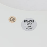 Pandul(パンドゥル)社が正規製造している、ハンス・J・ウェグナー(Hans J. Wegner)デザインのペンダントライト「JH604」です。1960年代にLouis Poulsen(ルイスポールセン)社で製造されていたモデルで、ウェグナーが自邸のためにデザインしたことでも知られています。直径50cmの存在感あるフォルムと、アルミ製シェードとステンレス製アームによる軽やかで堅牢な構造は、北欧デザインらしい機能美を体現。点灯時には下方向だけでなくシェード上部の隙間からも光が柔らかく漏れ、空間に奥行きを与えます。Pandulは1982年にデンマークで設立され、Louis Poulsenから受け継いだ名作を当時のデザインと品質を尊重して製造しているブランドです。なお、本品はプラスチック製コードリールが欠品しておりますが、全体として良好なコンディションを保っています。ヴィンテージデザインの魅力と現行製造ならではの安心感を兼ね備えた、北欧デザインを象徴する一灯です。