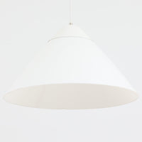Hans J. WegnerによるデザインでLouis Poulsen社から発表されたペンダントライト「Opala」直径52cmです。アクリル製シェードの軽やかな円錐形フォルムは空間にモダンで柔らかな印象を与え、点灯時には全体が美しく発光しつつ下方向と周囲に心地よい明かりを広げます。ホテルや公共施設でも採用された名作で、北欧デザインらしいシンプルかつ機能的な美しさを備えています。現行品はPandul社より販売されていますが、本品は1970年代にLouis Poulsen社から発表され、1980年代に販売を終えた希少なオリジナルモデルであり、ビンテージならではの存在感を放つ一品です。ダメージが大きいため価格に反映しています。