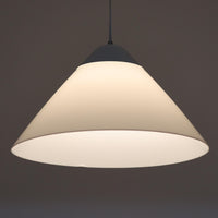 Hans J. WegnerによるデザインでLouis Poulsen社から発表されたペンダントライト「Opala」直径52cmです。アクリル製シェードの軽やかな円錐形フォルムは空間にモダンで柔らかな印象を与え、点灯時には全体が美しく発光しつつ下方向と周囲に心地よい明かりを広げます。ホテルや公共施設でも採用された名作で、北欧デザインらしいシンプルかつ機能的な美しさを備えています。現行品はPandul社より販売されていますが、本品は1970年代にLouis Poulsen社から発表され、1980年代に販売を終えた希少なオリジナルモデルであり、ビンテージならではの存在感を放つ一品です。ダメージが大きいため価格に反映しています。