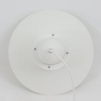 Alfred HomannとOle V. Kjaerによってデザインされ、Louis Poulsen社から製造されたペンダントライト「Nyhavn」は、直径31cmのコンパクトなサイズながらも力強い存在感を放ちます。メタル素材を用いたシェードとガード付きの構造は、港町の灯りを思わせる堅牢で印象的なデザインで、光源を柔らかく拡散しつつ下方をしっかりと照らします。シンプルな中に建築的な要素を感じさせる造形は、ダイニングや玄関、カウンター上など幅広い空間で活躍し、北欧ビンテージならではの実用性と希少性を兼ね備えています。