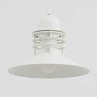 Alfred HomannとOle V. Kjaerによってデザインされ、Louis Poulsen社から製造されたペンダントライト「Nyhavn」は、直径31cmのコンパクトなサイズながらも力強い存在感を放ちます。メタル素材を用いたシェードとガード付きの構造は、港町の灯りを思わせる堅牢で印象的なデザインで、光源を柔らかく拡散しつつ下方をしっかりと照らします。シンプルな中に建築的な要素を感じさせる造形は、ダイニングや玄関、カウンター上など幅広い空間で活躍し、北欧ビンテージならではの実用性と希少性を兼ね備えています。