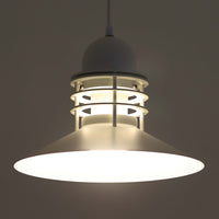 Alfred HomannとOle V. Kjaerによってデザインされ、Louis Poulsen社から製造されたペンダントライト「Nyhavn」は、直径31cmのコンパクトなサイズながらも力強い存在感を放ちます。メタル素材を用いたシェードとガード付きの構造は、港町の灯りを思わせる堅牢で印象的なデザインで、光源を柔らかく拡散しつつ下方をしっかりと照らします。シンプルな中に建築的な要素を感じさせる造形は、ダイニングや玄関、カウンター上など幅広い空間で活躍し、北欧ビンテージならではの実用性と希少性を兼ね備えています。