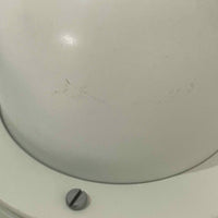 Alfred HomannとOle V. Kjaerによってデザインされ、Louis Poulsen社から製造されたペンダントライト「Nyhavn」は、直径31cmのコンパクトなサイズながらも力強い存在感を放ちます。メタル素材を用いたシェードとガード付きの構造は、港町の灯りを思わせる堅牢で印象的なデザインで、光源を柔らかく拡散しつつ下方をしっかりと照らします。シンプルな中に建築的な要素を感じさせる造形は、ダイニングや玄関、カウンター上など幅広い空間で活躍し、北欧ビンテージならではの実用性と希少性を兼ね備えています。