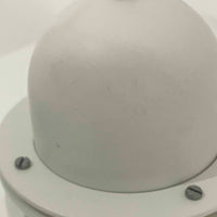 Alfred HomannとOle V. Kjaerによってデザインされ、Louis Poulsen社から製造されたペンダントライト「Nyhavn」は、直径31cmのコンパクトなサイズながらも力強い存在感を放ちます。メタル素材を用いたシェードとガード付きの構造は、港町の灯りを思わせる堅牢で印象的なデザインで、光源を柔らかく拡散しつつ下方をしっかりと照らします。シンプルな中に建築的な要素を感じさせる造形は、ダイニングや玄関、カウンター上など幅広い空間で活躍し、北欧ビンテージならではの実用性と希少性を兼ね備えています。