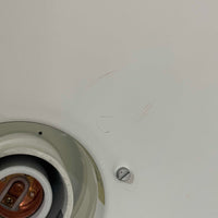 Alfred HomannとOle V. Kjaerによってデザインされ、Louis Poulsen社から製造されたペンダントライト「Nyhavn」は、直径31cmのコンパクトなサイズながらも力強い存在感を放ちます。メタル素材を用いたシェードとガード付きの構造は、港町の灯りを思わせる堅牢で印象的なデザインで、光源を柔らかく拡散しつつ下方をしっかりと照らします。シンプルな中に建築的な要素を感じさせる造形は、ダイニングや玄関、カウンター上など幅広い空間で活躍し、北欧ビンテージならではの実用性と希少性を兼ね備えています。