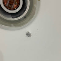 Alfred HomannとOle V. Kjaerによってデザインされ、Louis Poulsen社から製造されたペンダントライト「Nyhavn」は、直径31cmのコンパクトなサイズながらも力強い存在感を放ちます。メタル素材を用いたシェードとガード付きの構造は、港町の灯りを思わせる堅牢で印象的なデザインで、光源を柔らかく拡散しつつ下方をしっかりと照らします。シンプルな中に建築的な要素を感じさせる造形は、ダイニングや玄関、カウンター上など幅広い空間で活躍し、北欧ビンテージならではの実用性と希少性を兼ね備えています。