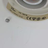 Alfred HomannとOle V. Kjaerによってデザインされ、Louis Poulsen社から製造されたペンダントライト「Nyhavn」は、直径31cmのコンパクトなサイズながらも力強い存在感を放ちます。メタル素材を用いたシェードとガード付きの構造は、港町の灯りを思わせる堅牢で印象的なデザインで、光源を柔らかく拡散しつつ下方をしっかりと照らします。シンプルな中に建築的な要素を感じさせる造形は、ダイニングや玄関、カウンター上など幅広い空間で活躍し、北欧ビンテージならではの実用性と希少性を兼ね備えています。