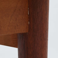 Johannes Sorthがデザインし、Bornholms Mobelfabrikで製作されたハイブックシェルフです。チーク材ならではの美しい木目と深みのある色合いが印象的で、高さ182cmの存在感あるフォルムながら、すっきりとした直線的なデザインが空間に上品に調和します。複数の棚板を備え、本やコレクション、オブジェのディスプレイ収納に最適です。脚付きの軽快なデザインは北欧家具らしい洗練を感じさせ、経年により増した味わいと職人の丁寧な造りがビンテージならではの魅力を引き立てる一台です。