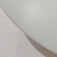 Poul Henningsenがデザインし、Louis Poulsen社から発表されたウォールランプ「PH ハット」直径30cmです。スチール製の半円形シェードは内側を淡いピンク色に仕上げ、点灯時には柔らかで温かみのある光を壁面に広げます。シンプルながら緻密に計算された光の効果はヘニングセンならではの魅力で、寝室や廊下、リビングの補助照明として最適です。1950年代に誕生したモデルは現在でも高く評価されており、ビンテージならではの風合いと希少性を備えています。元々は2サイズ展開で、本品は現行品には存在しない大サイズの希少モデルです。