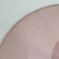 Poul Henningsenがデザインし、Louis Poulsen社から発表されたウォールランプ「PH ハット」直径30cmです。スチール製の半円形シェードは内側を淡いピンク色に仕上げ、点灯時には柔らかで温かみのある光を壁面に広げます。シンプルながら緻密に計算された光の効果はヘニングセンならではの魅力で、寝室や廊下、リビングの補助照明として最適です。1950年代に誕生したモデルは現在でも高く評価されており、ビンテージならではの風合いと希少性を備えています。元々は2サイズ展開で、本品は現行品には存在しない大サイズの希少モデルです。