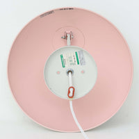 Poul Henningsenがデザインし、Louis Poulsen社から発表されたウォールランプ「PH ハット」直径30cmです。スチール製の半円形シェードは内側を淡いピンク色に仕上げ、点灯時には柔らかで温かみのある光を壁面に広げます。シンプルながら緻密に計算された光の効果はヘニングセンならではの魅力で、寝室や廊下、リビングの補助照明として最適です。1950年代に誕生したモデルは現在でも高く評価されており、ビンテージならではの風合いと希少性を備えています。元々は2サイズ展開で、本品は現行品には存在しない大サイズの希少モデルです。