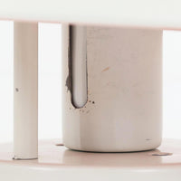 Poul Henningsenがデザインし、Louis Poulsen社から発表されたウォールランプ「PH ハット」直径30cmです。スチール製の半円形シェードは内側を淡いピンク色に仕上げ、点灯時には柔らかで温かみのある光を壁面に広げます。シンプルながら緻密に計算された光の効果はヘニングセンならではの魅力で、寝室や廊下、リビングの補助照明として最適です。1950年代に誕生したモデルは現在でも高く評価されており、ビンテージならではの風合いと希少性を備えています。元々は2サイズ展開で、本品は現行品には存在しない大サイズの希少モデルです。