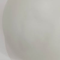 Poul Henningsenがデザインし、Louis Poulsen社から発表されたウォールランプ「PH ハット」直径30cmです。スチール製の半円形シェードは内側を淡いピンク色に仕上げ、点灯時には柔らかで温かみのある光を壁面に広げます。シンプルながら緻密に計算された光の効果はヘニングセンならではの魅力で、寝室や廊下、リビングの補助照明として最適です。1950年代に誕生したモデルは現在でも高く評価されており、ビンテージならではの風合いと希少性を備えています。元々は2サイズ展開で、本品は現行品には存在しない大サイズの希少モデルです。