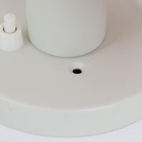 Poul Henningsenがデザインし、Louis Poulsen社から発表されたウォールランプ「PH ハット」直径30cmです。スチール製の半円形シェードは内側を淡いピンク色に仕上げ、点灯時には柔らかで温かみのある光を壁面に広げます。シンプルながら緻密に計算された光の効果はヘニングセンならではの魅力で、寝室や廊下、リビングの補助照明として最適です。1950年代に誕生したモデルは現在でも高く評価されており、ビンテージならではの風合いと希少性を備えています。元々は2サイズ展開で、本品は現行品には存在しない大サイズの希少モデルです。