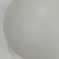 Poul Henningsenがデザインし、Louis Poulsen社から発表されたウォールランプ「PH ハット」直径30cmです。スチール製の半円形シェードは内側を淡いピンク色に仕上げ、点灯時には柔らかで温かみのある光を壁面に広げます。シンプルながら緻密に計算された光の効果はヘニングセンならではの魅力で、寝室や廊下、リビングの補助照明として最適です。1950年代に誕生したモデルは現在でも高く評価されており、ビンテージならではの風合いと希少性を備えています。元々は2サイズ展開で、本品は現行品には存在しない大サイズの希少モデルです。