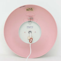 Poul Henningsenがデザインし、Louis Poulsen社から発表されたウォールランプ「PH ハット」直径30cmです。スチール製の半円形シェードは内側を淡いピンク色に仕上げ、点灯時には柔らかで温かみのある光を壁面に広げます。シンプルながら緻密に計算された光の効果はヘニングセンならではの魅力で、寝室や廊下、リビングの補助照明として最適です。1950年代に誕生したモデルは現在でも高く評価されており、ビンテージならではの風合いと希少性を備えています。元々は2サイズ展開で、本品は現行品には存在しない大サイズの希少モデルです。