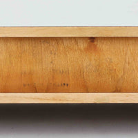 デンマークの家具メーカー、Aksel Kjersgaard(アクセル・キアスゴー)によるチーク無垢材のウォールシェルフです。無駄を削ぎ落とした直線的なデザインと、面取りされた角の柔らかさが美しく調和し、上質な北欧モダンを感じさせます。細やかな木目が際立つチーク無垢材は、経年とともに深みを増し、時間とともに味わいを楽しめます。本や小物をディスプレイするだけでなく、玄関や寝室の壁面収納としても便利。職人技が光る洗練されたシェルフです。