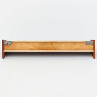 デンマークの家具メーカー、Aksel Kjersgaard(アクセル・キアスゴー)によるチーク無垢材のウォールシェルフです。無駄を削ぎ落とした直線的なデザインと、面取りされた角の柔らかさが美しく調和し、上質な北欧モダンを感じさせます。細やかな木目が際立つチーク無垢材は、経年とともに深みを増し、時間とともに味わいを楽しめます。本や小物をディスプレイするだけでなく、玄関や寝室の壁面収納としても便利。職人技が光る洗練されたシェルフです。