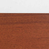 デンマークの家具メーカー、Aksel Kjersgaard(アクセル・キアスゴー)によるチーク無垢材のウォールシェルフです。無駄を削ぎ落とした直線的なデザインと、面取りされた角の柔らかさが美しく調和し、上質な北欧モダンを感じさせます。細やかな木目が際立つチーク無垢材は、経年とともに深みを増し、時間とともに味わいを楽しめます。本や小物をディスプレイするだけでなく、玄関や寝室の壁面収納としても便利。職人技が光る洗練されたシェルフです。