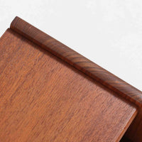 デンマークの家具メーカー、Aksel Kjersgaard(アクセル・キアスゴー)によるチーク無垢材のウォールシェルフです。無駄を削ぎ落とした直線的なデザインと、面取りされた角の柔らかさが美しく調和し、上質な北欧モダンを感じさせます。細やかな木目が際立つチーク無垢材は、経年とともに深みを増し、時間とともに味わいを楽しめます。本や小物をディスプレイするだけでなく、玄関や寝室の壁面収納としても便利。職人技が光る洗練されたシェルフです。