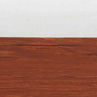 デンマークの家具メーカー、Aksel Kjersgaard(アクセル・キアスゴー)によるチーク無垢材のウォールシェルフです。無駄を削ぎ落とした直線的なデザインと、面取りされた角の柔らかさが美しく調和し、上質な北欧モダンを感じさせます。細やかな木目が際立つチーク無垢材は、経年とともに深みを増し、時間とともに味わいを楽しめます。本や小物をディスプレイするだけでなく、玄関や寝室の壁面収納としても便利。職人技が光る洗練されたシェルフです。