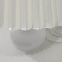 Esben KlintがLe Klintのためにデザインした「Model 311」テーブルランプです。高さ48cmの程よいサイズ感で、ガラスベースと真鍮パーツの組み合わせが美しい一品で、ベース部分はオリジナルです。シェードは後年に交換されたもので、LE KLINT社製のオリジナルではございませんが、同様にプラスチックシートを用いて製作されており、雰囲気を損なうことなく調和しています。点灯時には柔らかな光が広がり、落ち着いた雰囲気を演出。シンプルながらも存在感のあるデザインは、リビングやベッドサイドのアクセントとして最適です。デンマークデザインの伝統と職人技が息づくビンテージ照明です。