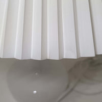 Esben KlintがLe Klintのためにデザインした「Model 311」テーブルランプです。高さ48cmの程よいサイズ感で、ガラスベースと真鍮パーツの組み合わせが美しい一品で、ベース部分はオリジナルです。シェードは後年に交換されたもので、LE KLINT社製のオリジナルではございませんが、同様にプラスチックシートを用いて製作されており、雰囲気を損なうことなく調和しています。点灯時には柔らかな光が広がり、落ち着いた雰囲気を演出。シンプルながらも存在感のあるデザインは、リビングやベッドサイドのアクセントとして最適です。デンマークデザインの伝統と職人技が息づくビンテージ照明です。