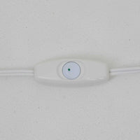 Esben KlintがLe Klintのためにデザインした「Model 311」テーブルランプです。高さ48cmの程よいサイズ感で、ガラスベースと真鍮パーツの組み合わせが美しい一品で、ベース部分はオリジナルです。シェードは後年に交換されたもので、LE KLINT社製のオリジナルではございませんが、同様にプラスチックシートを用いて製作されており、雰囲気を損なうことなく調和しています。点灯時には柔らかな光が広がり、落ち着いた雰囲気を演出。シンプルながらも存在感のあるデザインは、リビングやベッドサイドのアクセントとして最適です。デンマークデザインの伝統と職人技が息づくビンテージ照明です。