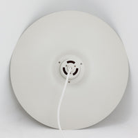 北欧より買い付けたLouis Poulsen社製「PH4」は、Poul Henningsenによる名作照明で、直径40cmの程よいサイズとアルミの軽やかな質感が魅力です。PH5と並ぶ人気を誇り、3枚シェード構造が光を柔らかく拡散し落ち着いた空間を演出します。経年の風合いも楽しめ、ダイニングやリビング、書斎や寝室まで幅広く活躍するビンテージ品です。