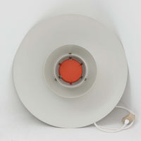 北欧より買い付けたLouis Poulsen社製「PH4」は、Poul Henningsenによる名作照明で、直径40cmの程よいサイズとアルミの軽やかな質感が魅力です。PH5と並ぶ人気を誇り、3枚シェード構造が光を柔らかく拡散し落ち着いた空間を演出します。経年の風合いも楽しめ、ダイニングやリビング、書斎や寝室まで幅広く活躍するビンテージ品です。