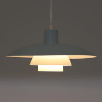 北欧より買い付けたLouis Poulsen社製「PH4」は、Poul Henningsenによる名作照明で、直径40cmの程よいサイズとアルミの軽やかな質感が魅力です。PH5と並ぶ人気を誇り、3枚シェード構造が光を柔らかく拡散し落ち着いた空間を演出します。経年の風合いも楽しめ、ダイニングやリビング、書斎や寝室まで幅広く活躍するビンテージ品です。