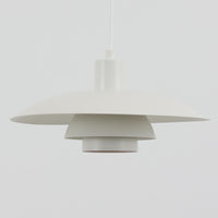 北欧より買い付けたLouis Poulsen社製「PH4」は、Poul Henningsenによる名作照明で、直径40cmの程よいサイズとアルミの軽やかな質感が魅力です。PH5と並ぶ人気を誇り、3枚シェード構造が光を柔らかく拡散し落ち着いた空間を演出します。経年の風合いも楽しめ、ダイニングやリビング、書斎や寝室まで幅広く活躍するビンテージ品です。