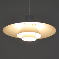 北欧より買い付けたLouis Poulsen社製「PH4」は、Poul Henningsenによる名作照明で、直径40cmの程よいサイズとアルミの軽やかな質感が魅力です。PH5と並ぶ人気を誇り、3枚シェード構造が光を柔らかく拡散し落ち着いた空間を演出します。経年の風合いも楽しめ、ダイニングやリビング、書斎や寝室まで幅広く活躍するビンテージ品です。