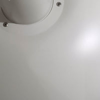 北欧より買い付けたLouis Poulsen社製「PH4」は、Poul Henningsenによる名作照明で、直径40cmの程よいサイズとアルミの軽やかな質感が魅力です。PH5と並ぶ人気を誇り、3枚シェード構造が光を柔らかく拡散し落ち着いた空間を演出します。経年の風合いも楽しめ、ダイニングやリビング、書斎や寝室まで幅広く活躍するビンテージ品です。