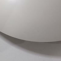 北欧より買い付けたLouis Poulsen社製「PH4」は、Poul Henningsenによる名作照明で、直径40cmの程よいサイズとアルミの軽やかな質感が魅力です。PH5と並ぶ人気を誇り、3枚シェード構造が光を柔らかく拡散し落ち着いた空間を演出します。経年の風合いも楽しめ、ダイニングやリビング、書斎や寝室まで幅広く活躍するビンテージ品です。