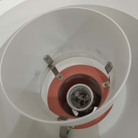 北欧より買い付けたLouis Poulsen社製「PH4」は、Poul Henningsenによる名作照明で、直径40cmの程よいサイズとアルミの軽やかな質感が魅力です。PH5と並ぶ人気を誇り、3枚シェード構造が光を柔らかく拡散し落ち着いた空間を演出します。経年の風合いも楽しめ、ダイニングやリビング、書斎や寝室まで幅広く活躍するビンテージ品です。