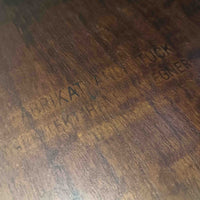 Hans J. WegnerがAndreas Tuckのために手掛けたAT10センターテーブルは、チーク材の天板にオーク材のフレーム、ラタン張りの棚板を組み合わせた、素材使いの美しさが際立つ北欧ビンテージの名作です。直線を基調とした端正なプロポーションの中に、天板縁のやわらかな丸みや、軽やかに抜け感を生むラタン棚が配され、視覚的にも圧迫感のない佇まいに仕上げられています。幅160cmのゆとりあるサイズはリビングの主役として使いやすく、雑誌や小物を収納できる実用性も備え、経年変化により深みを増した木肌が空間に上質な落ち着きをもたらします。なお、天板には反りがあり、大きめのへこみも見られるため、その点を考慮した価格設定としておりますが、ご使用には問題なく、ビンテージならではの風合いとしてご理解いただける方におすすめの一台です。