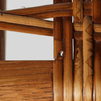 Hans J. WegnerがAndreas Tuckのために手掛けたAT10センターテーブルは、チーク材の天板にオーク材のフレーム、ラタン張りの棚板を組み合わせた、素材使いの美しさが際立つ北欧ビンテージの名作です。直線を基調とした端正なプロポーションの中に、天板縁のやわらかな丸みや、軽やかに抜け感を生むラタン棚が配され、視覚的にも圧迫感のない佇まいに仕上げられています。幅160cmのゆとりあるサイズはリビングの主役として使いやすく、雑誌や小物を収納できる実用性も備え、経年変化により深みを増した木肌が空間に上質な落ち着きをもたらします。なお、天板には反りがあり、大きめのへこみも見られるため、その点を考慮した価格設定としておりますが、ご使用には問題なく、ビンテージならではの風合いとしてご理解いただける方におすすめの一台です。