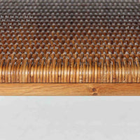 Hans J. WegnerがAndreas Tuckのために手掛けたAT10センターテーブルは、チーク材の天板にオーク材のフレーム、ラタン張りの棚板を組み合わせた、素材使いの美しさが際立つ北欧ビンテージの名作です。直線を基調とした端正なプロポーションの中に、天板縁のやわらかな丸みや、軽やかに抜け感を生むラタン棚が配され、視覚的にも圧迫感のない佇まいに仕上げられています。幅160cmのゆとりあるサイズはリビングの主役として使いやすく、雑誌や小物を収納できる実用性も備え、経年変化により深みを増した木肌が空間に上質な落ち着きをもたらします。なお、天板には反りがあり、大きめのへこみも見られるため、その点を考慮した価格設定としておりますが、ご使用には問題なく、ビンテージならではの風合いとしてご理解いただける方におすすめの一台です。