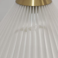 Esben Klintによるデザインで、Le Klint(レ・クリント)より発表されたテーブルランプModel 319です。真鍮とスチールを組み合わせた構造は、堅牢さと洗練された印象を兼ね備え、ハンドメイドのプリーツシェードが柔らかい光を拡散します。高さ75cmの程よいサイズ感とクロスバー構造による可動性が特徴で、デスクやリビングでの読書灯としても実用的です。経年による真鍮の風合いがビンテージらしい魅力を引き立て、空間にクラシカルで上質な雰囲気をもたらします。