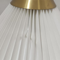 Esben Klintによるデザインで、Le Klint(レ・クリント)より発表されたテーブルランプModel 319です。真鍮とスチールを組み合わせた構造は、堅牢さと洗練された印象を兼ね備え、ハンドメイドのプリーツシェードが柔らかい光を拡散します。高さ75cmの程よいサイズ感とクロスバー構造による可動性が特徴で、デスクやリビングでの読書灯としても実用的です。経年による真鍮の風合いがビンテージらしい魅力を引き立て、空間にクラシカルで上質な雰囲気をもたらします。