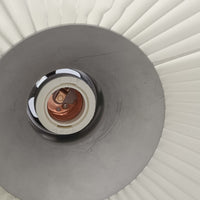 Esben Klintによるデザインで、Le Klint(レ・クリント)より発表されたテーブルランプModel 319です。真鍮とスチールを組み合わせた構造は、堅牢さと洗練された印象を兼ね備え、ハンドメイドのプリーツシェードが柔らかい光を拡散します。高さ75cmの程よいサイズ感とクロスバー構造による可動性が特徴で、デスクやリビングでの読書灯としても実用的です。経年による真鍮の風合いがビンテージらしい魅力を引き立て、空間にクラシカルで上質な雰囲気をもたらします。