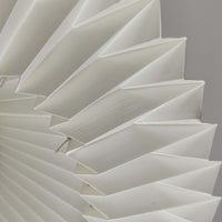 Esben Klintによるデザインで、Le Klint(レ・クリント)より発表されたテーブルランプModel 319です。真鍮とスチールを組み合わせた構造は、堅牢さと洗練された印象を兼ね備え、ハンドメイドのプリーツシェードが柔らかい光を拡散します。高さ75cmの程よいサイズ感とクロスバー構造による可動性が特徴で、デスクやリビングでの読書灯としても実用的です。経年による真鍮の風合いがビンテージらしい魅力を引き立て、空間にクラシカルで上質な雰囲気をもたらします。