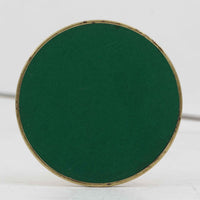 Esben Klintによるデザインで、Le Klint(レ・クリント)より発表されたテーブルランプModel 319です。真鍮とスチールを組み合わせた構造は、堅牢さと洗練された印象を兼ね備え、ハンドメイドのプリーツシェードが柔らかい光を拡散します。高さ75cmの程よいサイズ感とクロスバー構造による可動性が特徴で、デスクやリビングでの読書灯としても実用的です。経年による真鍮の風合いがビンテージらしい魅力を引き立て、空間にクラシカルで上質な雰囲気をもたらします。